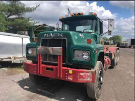 DEF04 1987 Green Intern Roll Off Truck